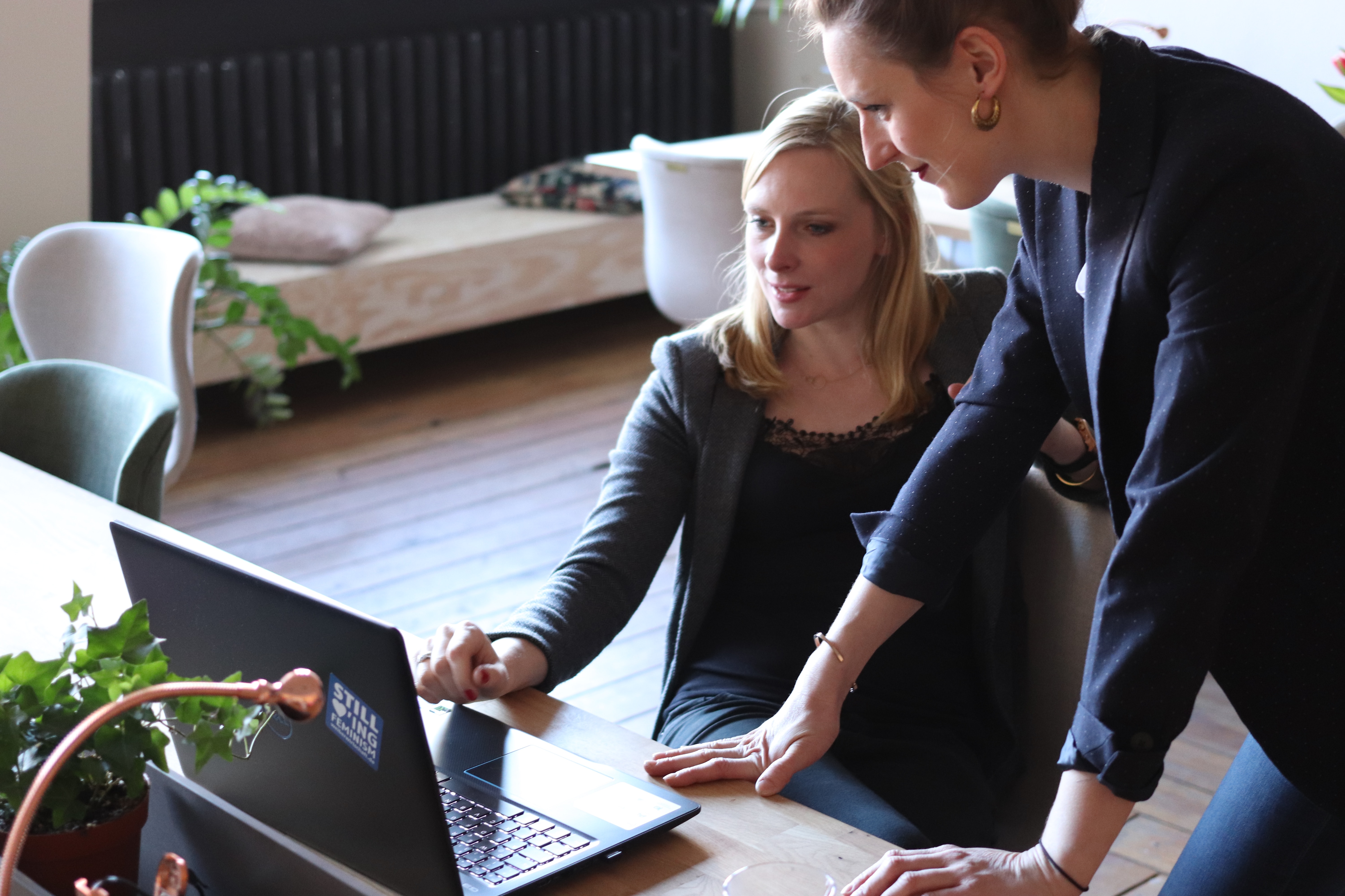 You can combat a culture of time theft by treating employees fairly and making sure managers set a good example. Shown in photo are two people having a discussion about time theft.